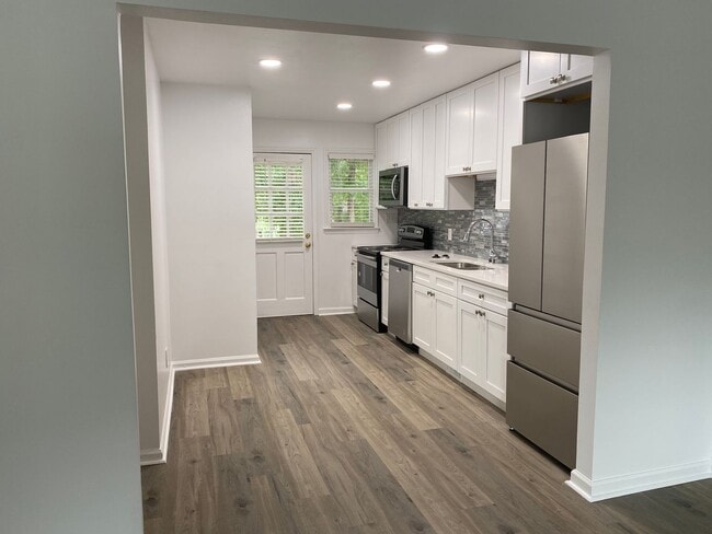 Building Photo - Adorable 2 Bedroom, 1 Bath in East Raleigh near Cary Crossroads - Pet Friendly!