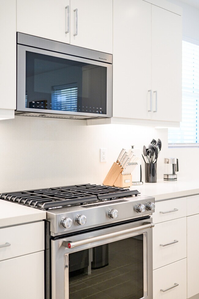 Building Photo - Turnkey Furnished 4BR Home in Palm Desert ...