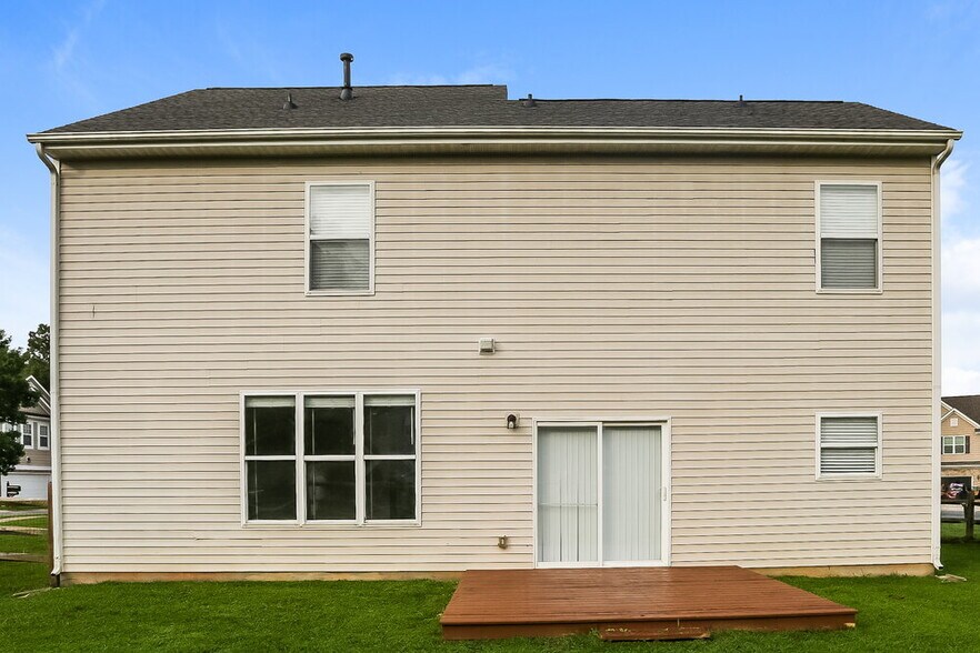 Building Photo - 2200 NW Trail