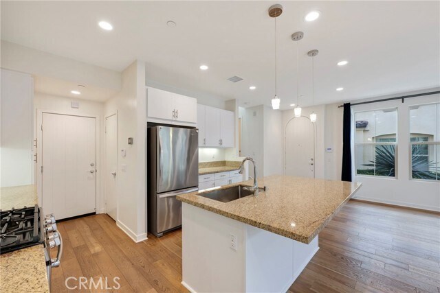 Building Photo - 18 Prominence