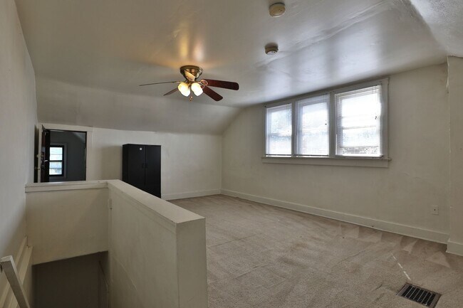 Building Photo - Central Campus - LARGE 4 Bedroom House with off-street parking