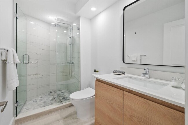 Building Photo - 1121 Crandon Blvd