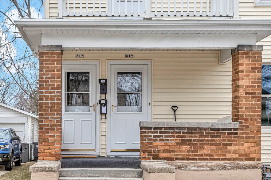 Building Photo - 817 Bell Ave