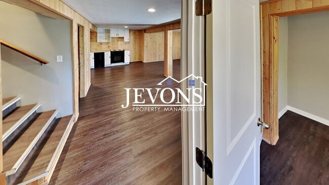 Building Photo - Near Randall Park - Charming home with two kitchens and washer/dryer included!