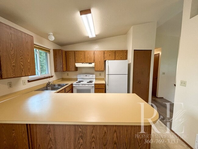 Building Photo - Charming 2-Story Duplex in Silverdale