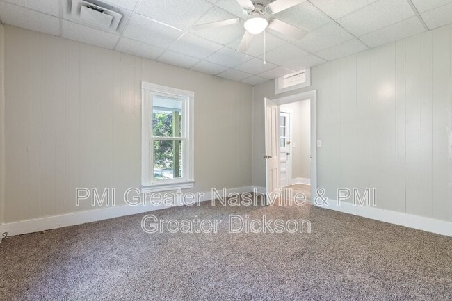 Building Photo - 300 W Railroad St