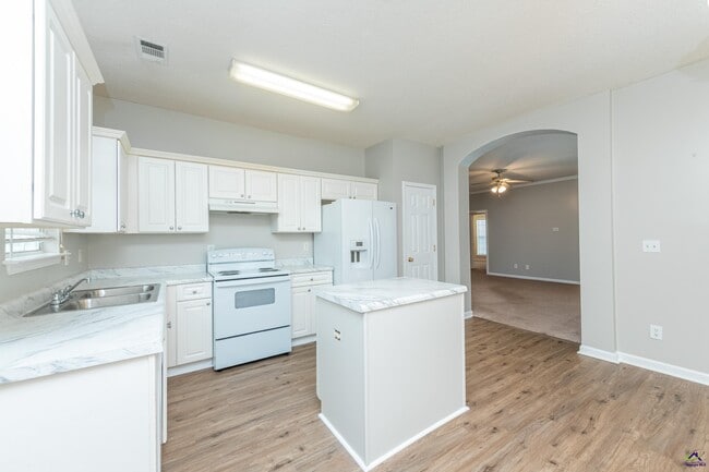 Building Photo - 100 Oldfield Ct