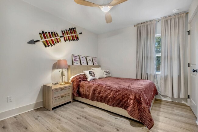 Building Photo - 2412 Surrey St