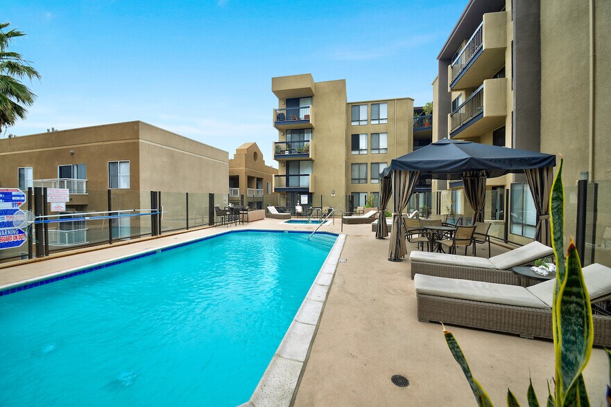 Building Photo - 7320 Hawthorn Ave