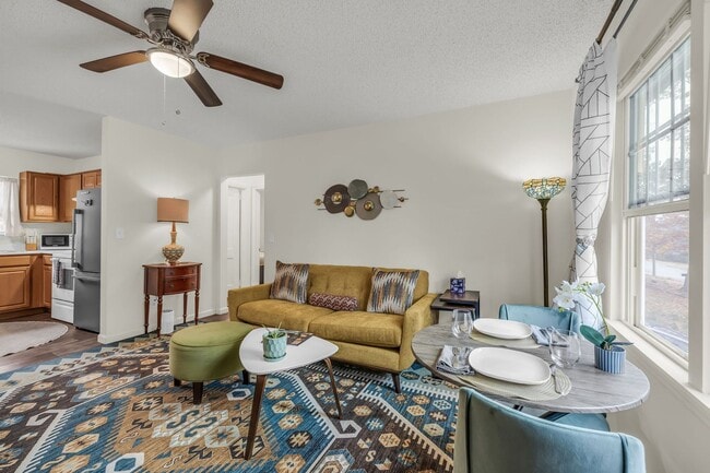 Building Photo - 306-306 Glenwood Cir