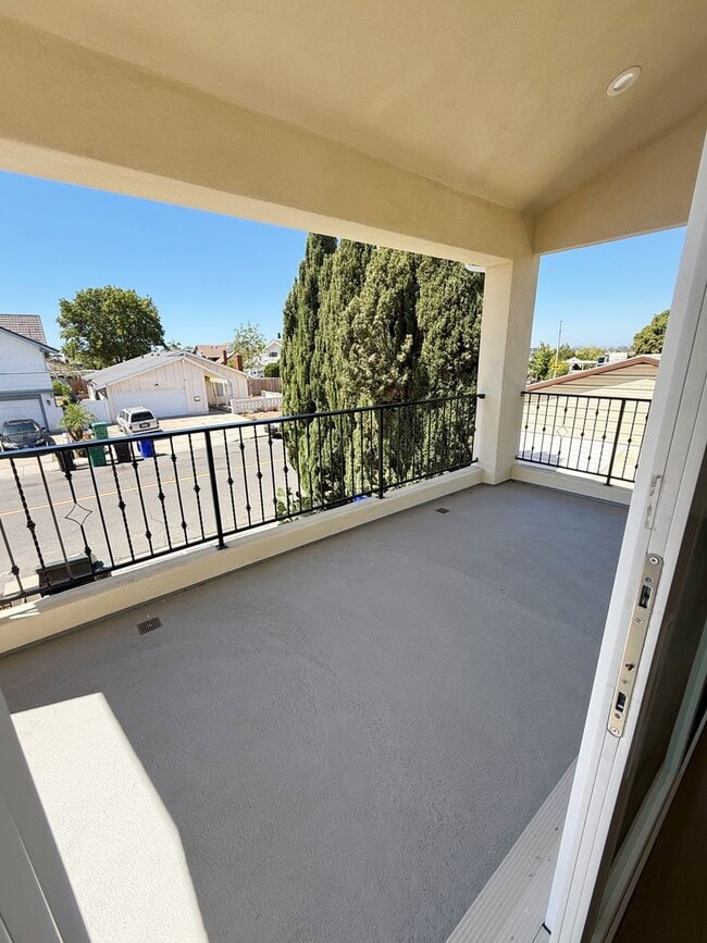 Building Photo - Gorgeous 1 Bed/1 Bath Upstairs unit, all n...