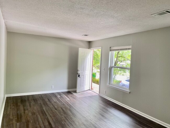 Building Photo - Hixson Townhome: 3 Bed/1.5 Bath; 2 Stories...