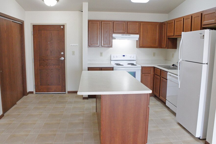 Entry - Kitchen - 1009 Southland Ln