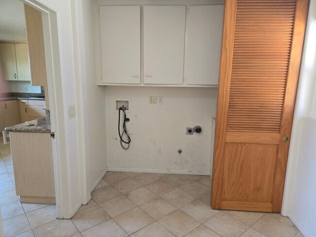 Building Photo - SDSU / College Area 6 bedrooms with 4 baths split-level home.