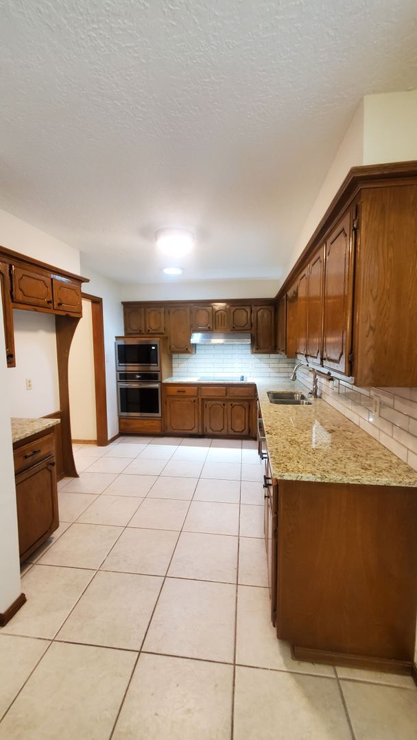 Building Photo - (3) Bed/(2.5) Bath Home on Cul-de-Sac Street AVAIL NOW!