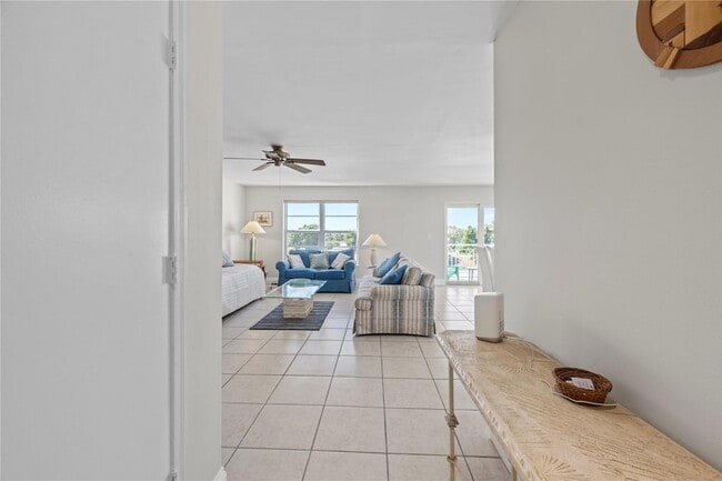 Building Photo - 2860 NE 14th St