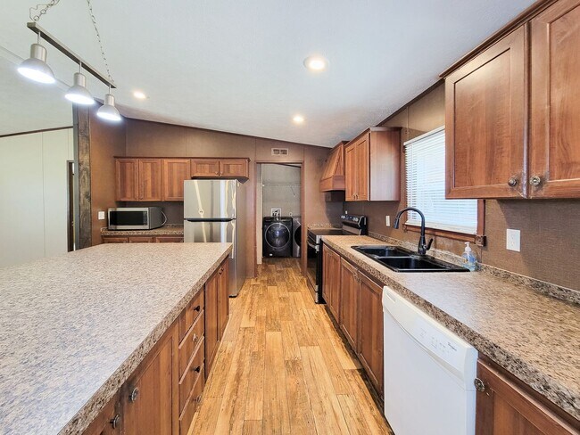 Building Photo - Cozy and Adorable home 4 bedroom 2 bath ho...
