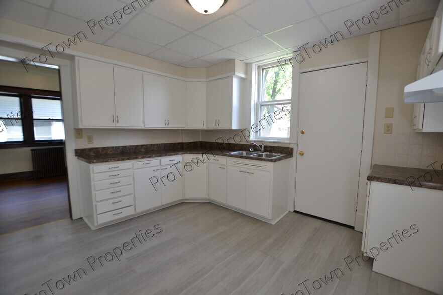 Building Photo - 208 N Hickory St
