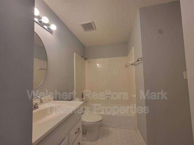 Building Photo - 104 Shotts Ct