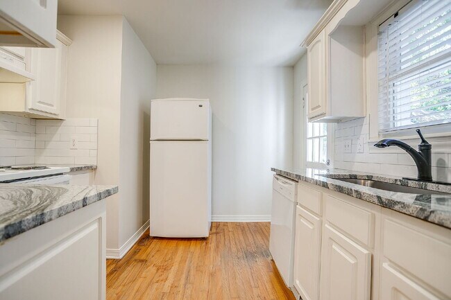 Building Photo - Adorable 1-Bedroom Duplex located near dow...