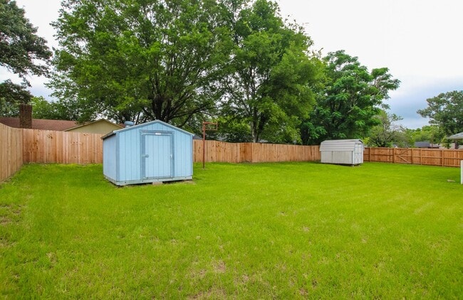 Building Photo - Available Now! Stunning 4 Bedroom 3.5 Bath...