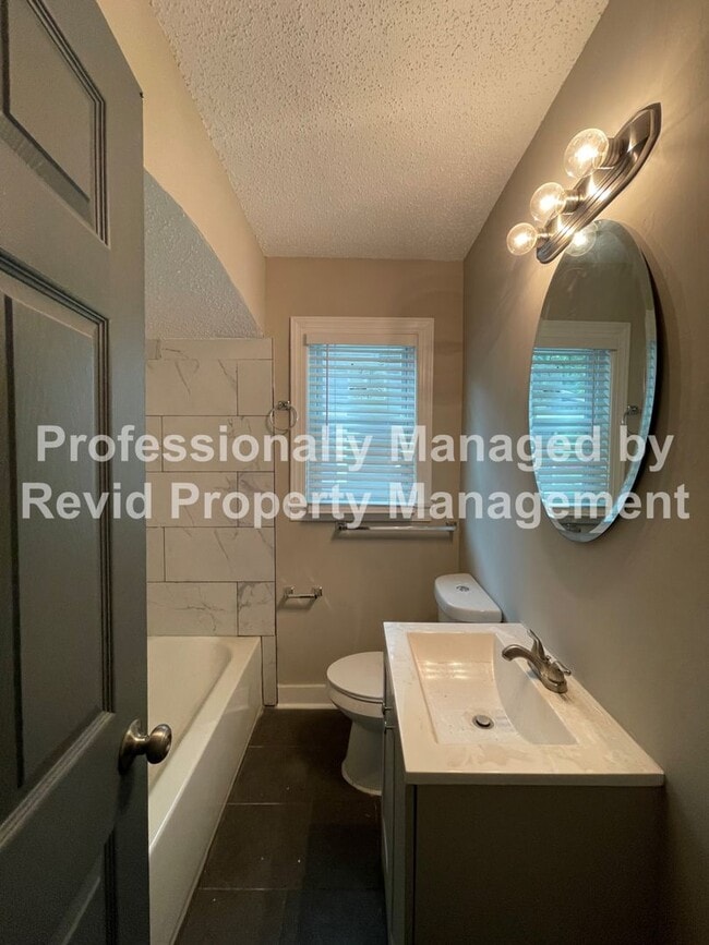 Building Photo - 1137 Catalina St