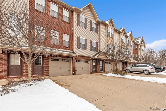 Building Photo - 2205 Knotty Pine Tr