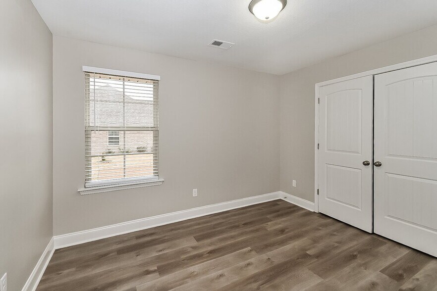 Building Photo - 8679 Courtly Cir S