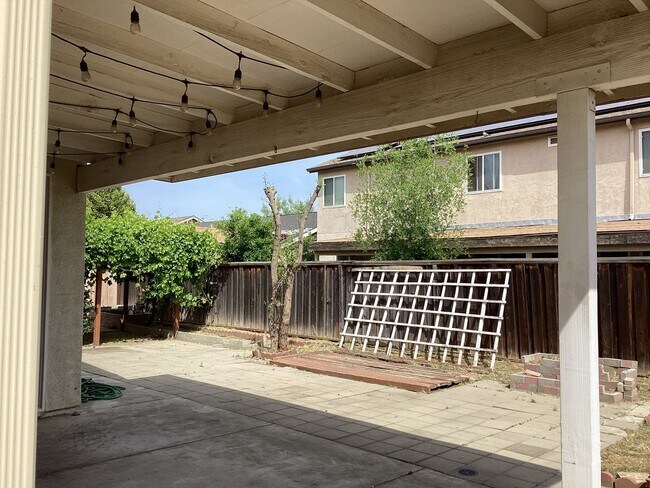 Building Photo - 5162 W Home Ave