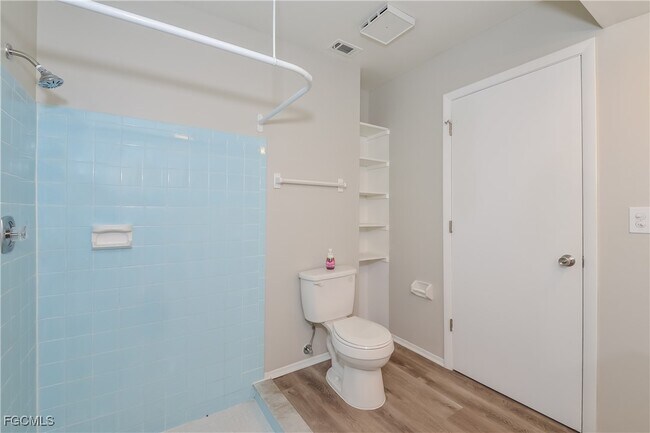 Building Photo - 6947 Roslyn Ct