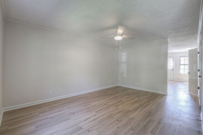 Building Photo - Renovated Home in Nashville near Nipper's Corner