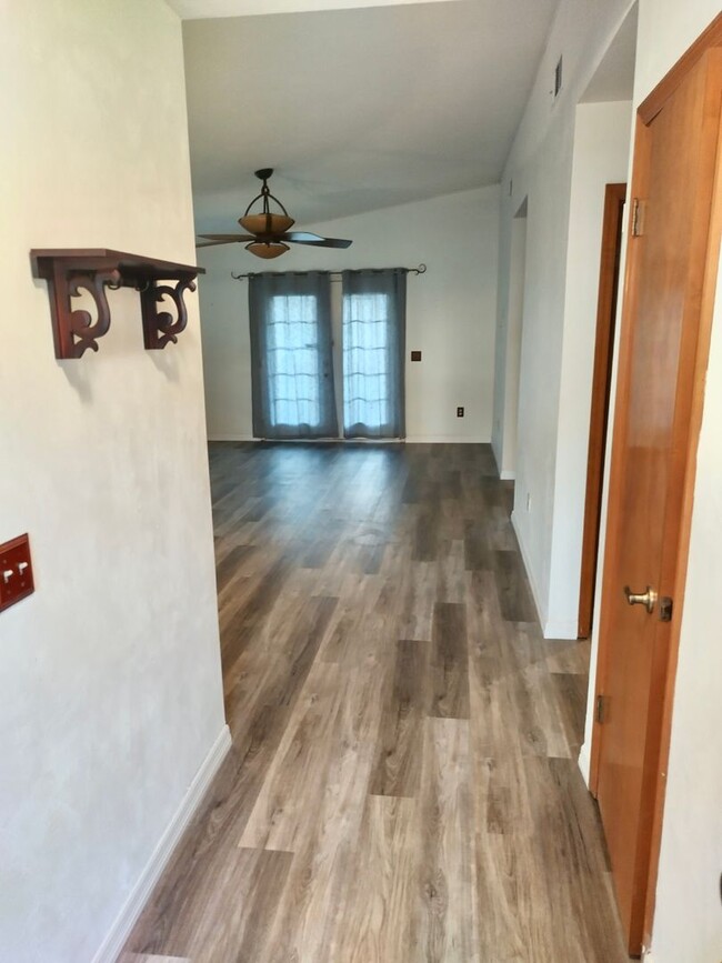 Building Photo - Port Orange 2 bedroom, 2 bathroom, pool an...