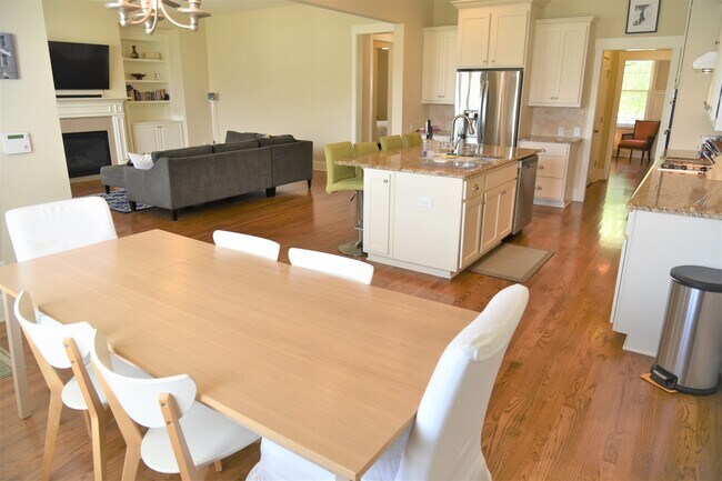 Building Photo - Beautiful, Spacious 4 bedroom 3 bath home ...