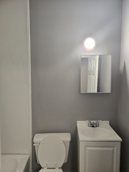 Building Photo - 2123 Highland Ave