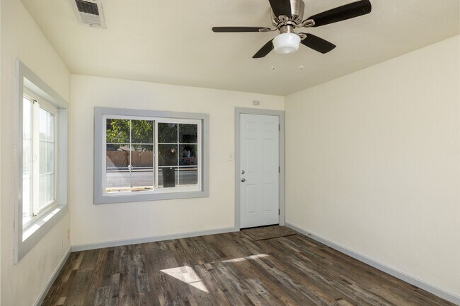 Building Photo - 626 W San Joaquin Ave