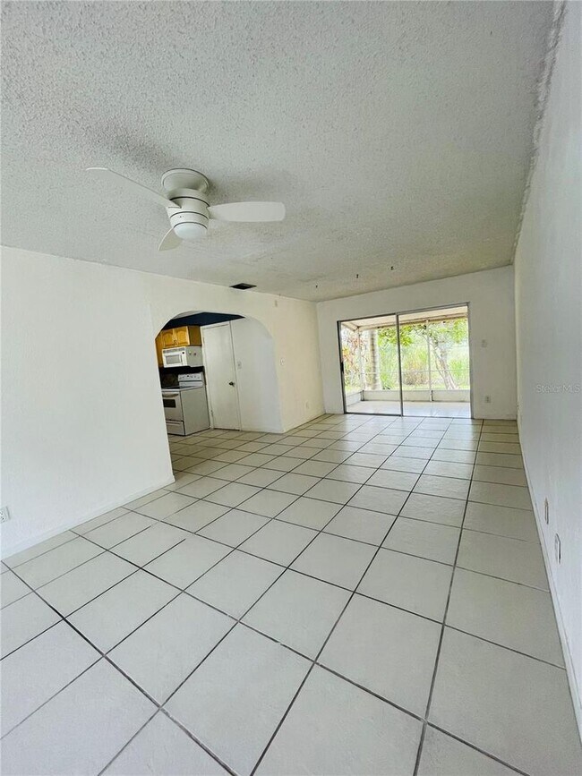 Building Photo - 3 Bedroom, 2.5 Bath home with upgraded kitchen, close to beaches, restaurants, and downtown!!