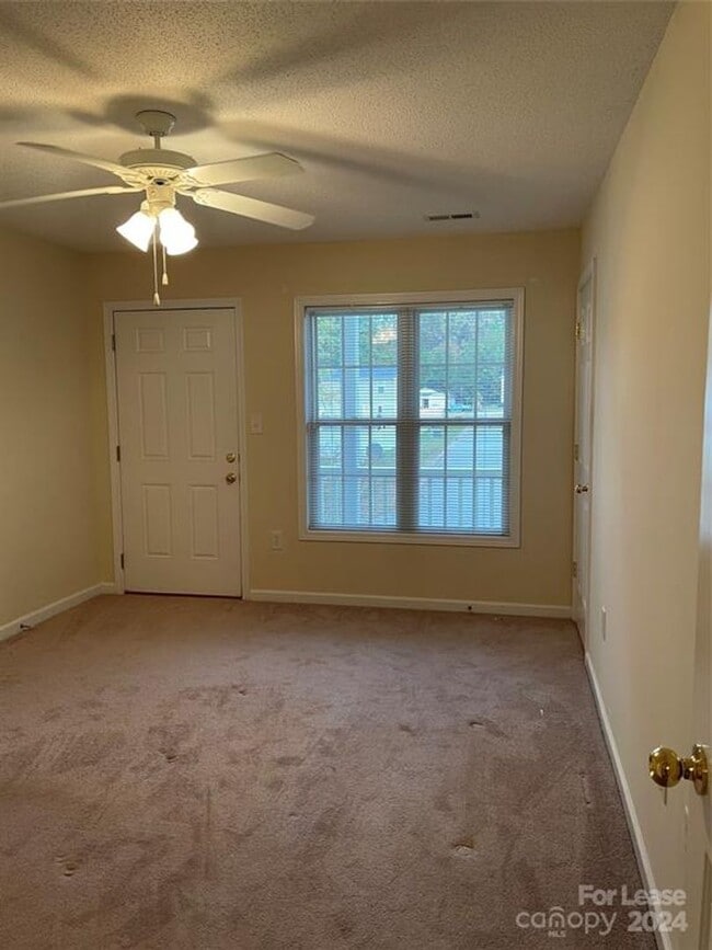 Building Photo - Spacious 2BR 2BA Townhome In Prime Location!