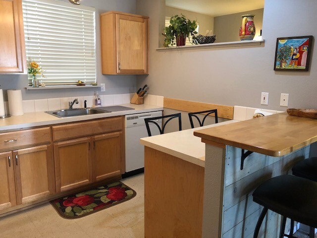 Building Photo - Furnished Condo NW Bend