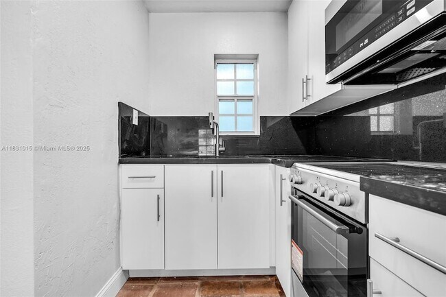 Building Photo - 1045 NE 131st St