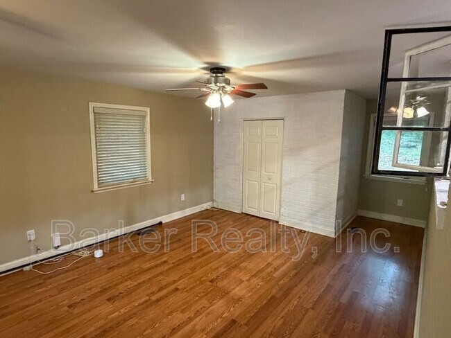 Building Photo - 401 Barclay Rd