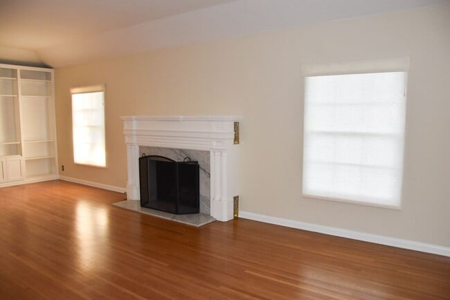 Building Photo - 910 E Maple Ave