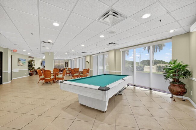 Building Photo - 801 S Ocean Dr