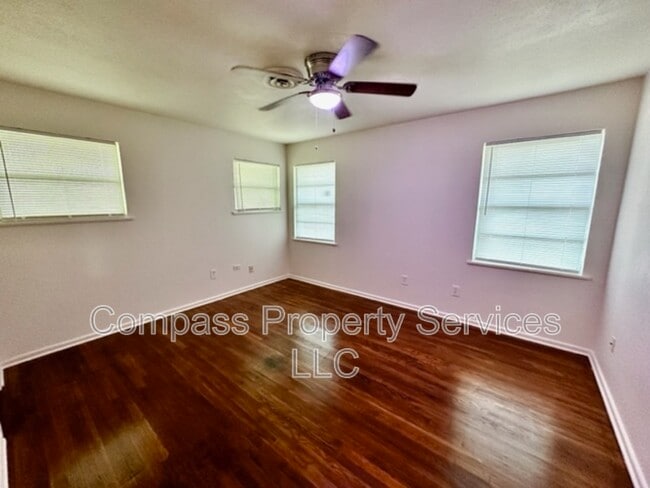 Building Photo - 1400 Royal Oaks Dr