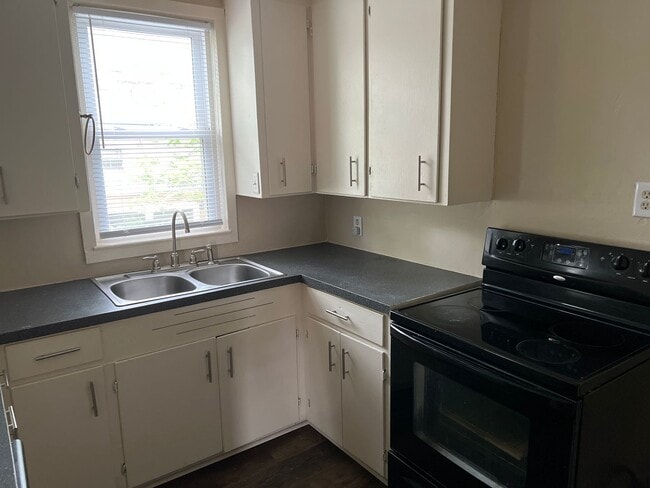 Building Photo - Charming 3 bed room 1 bath room