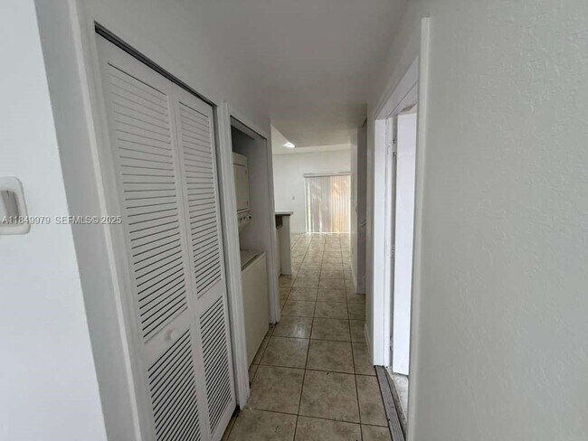 Building Photo - 820 SW 6th Ct