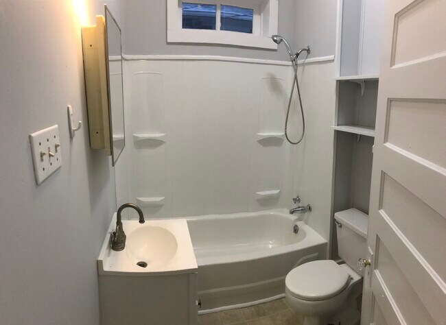 Building Photo - 909 N Congress St