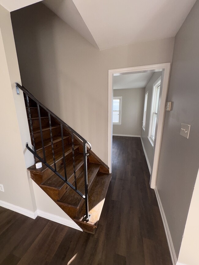 Building Photo - 2504 Vendome Dr S