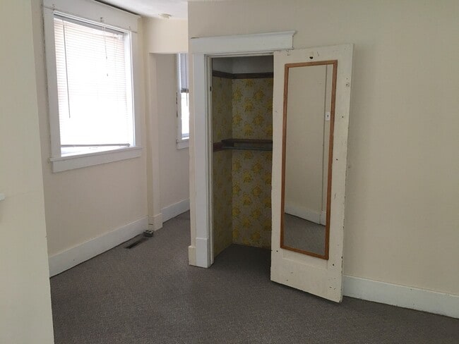 Building Photo - 1 Bedroom Apartment Downtown - Parking & ALL UTILITIES INCLUDED!