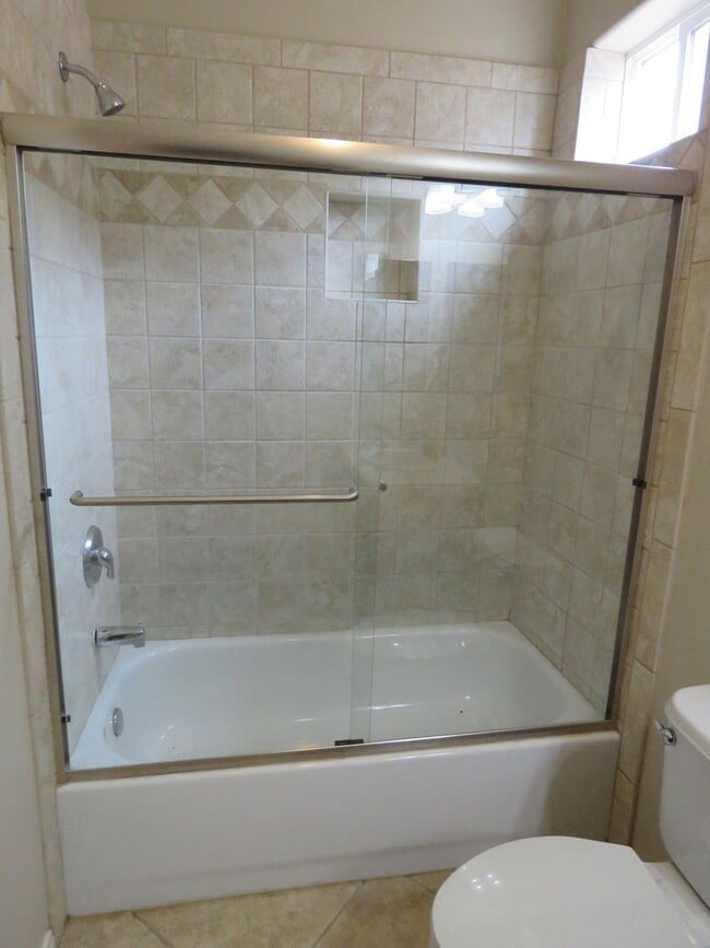 Building Photo - Beautiful 3/2 in the heart of JT!