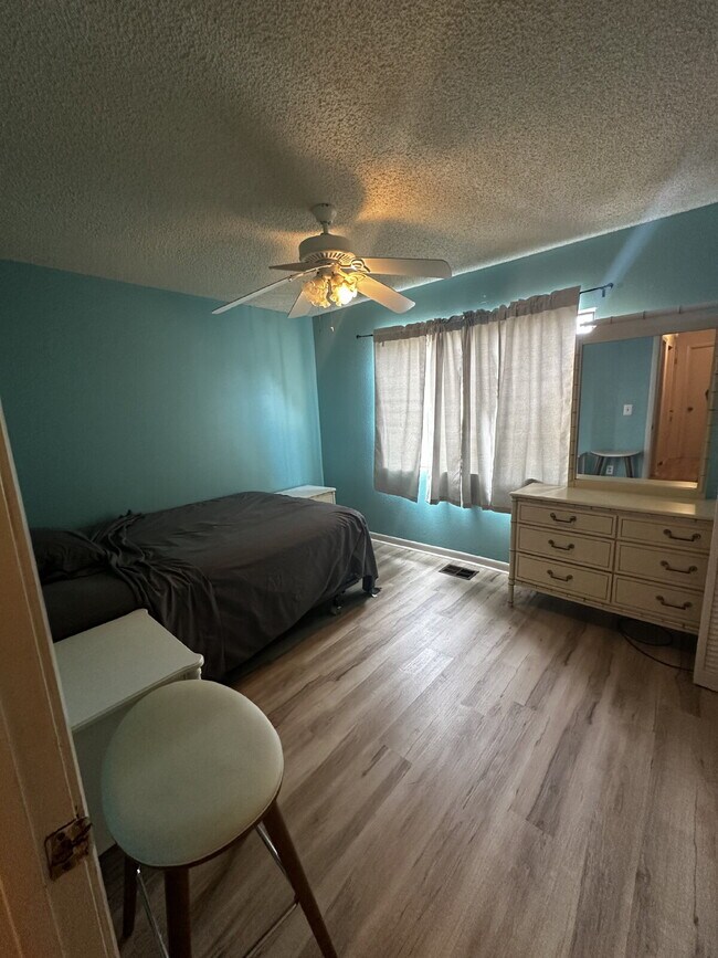 Building Photo - "Coastal Comfort: Spacious 2-Bed, 2-Bath Condo Retreat in Vibrant Panama City Beach!"